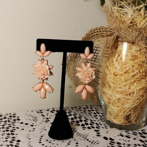 Light Pink Peach Vintage Inspired Flower Earrings - Picture 1 of 1